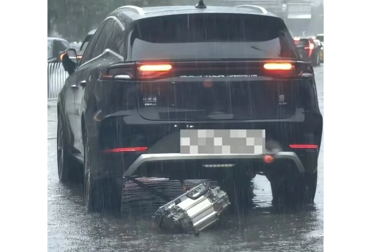 BYD Ungkap Penyebab Komponen BYD Tang Lepas saat Terjang Banjir
