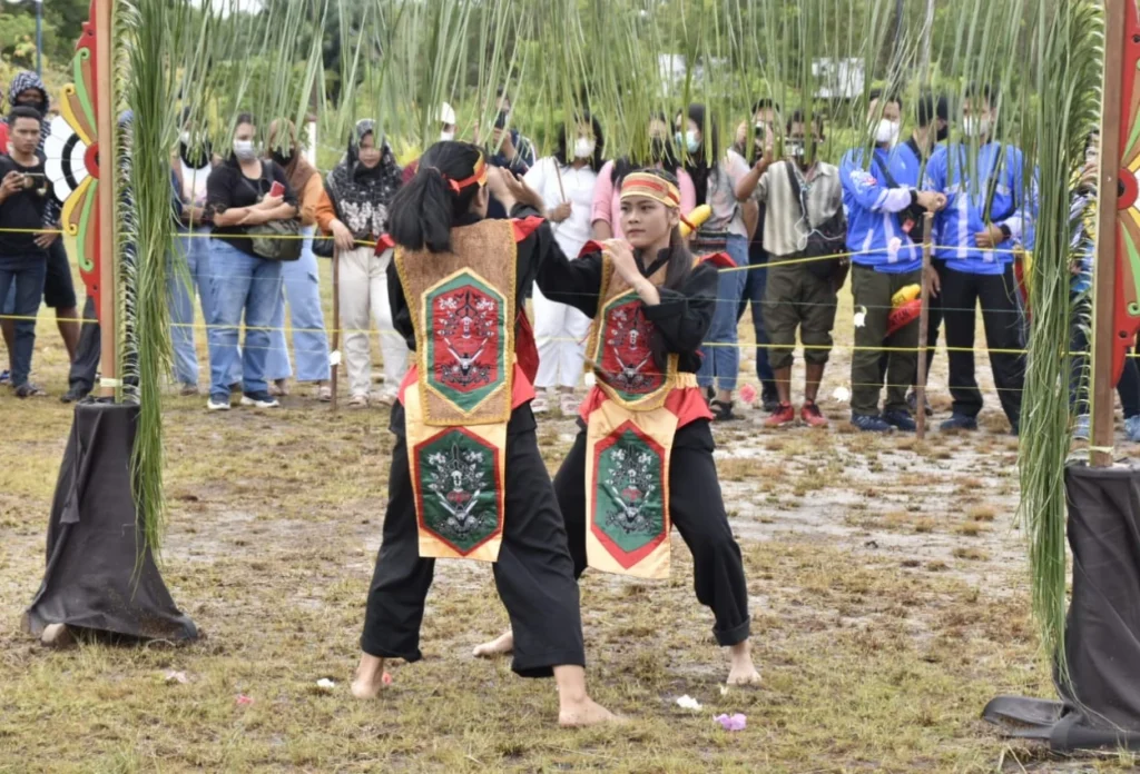 Berasal dari suku Dayak Ngaju di Kalimantan Tengah