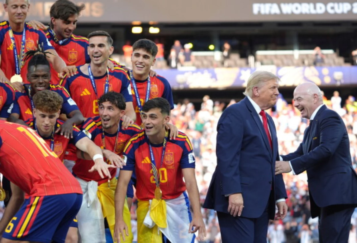 Donald Trump Ikut Bergabung di Atas Panggung saat Perayaan Trofi Piala Dunia Spanyol