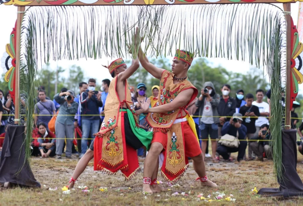 Gerakannya adalah Kombinasi antara Seni Bela Diri dan Tarian Tradisional
