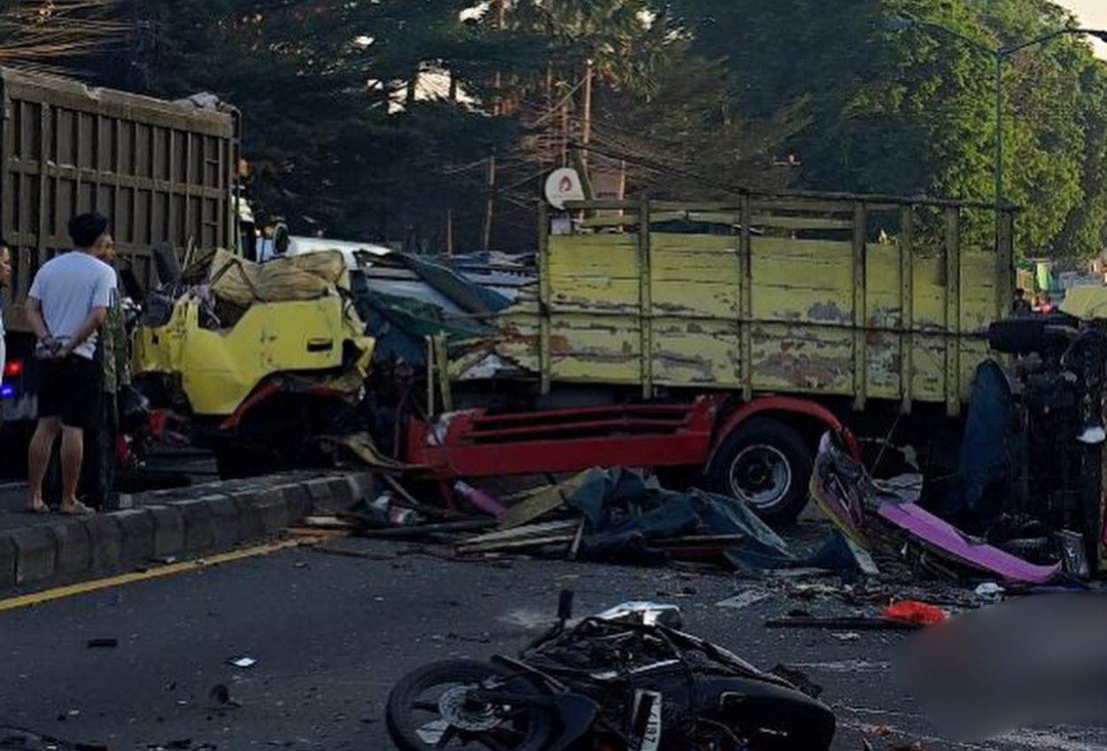 Kronologi Kecelakaan Maut di Pasuruan, Truk Muatan Kertas Hantam Kendaraan hingga Rumah