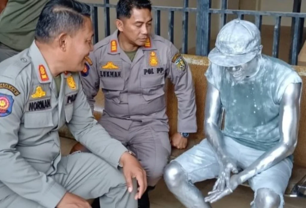 Manusia Silver Bentuk Kreativitas atau Penyakit Masyarakat