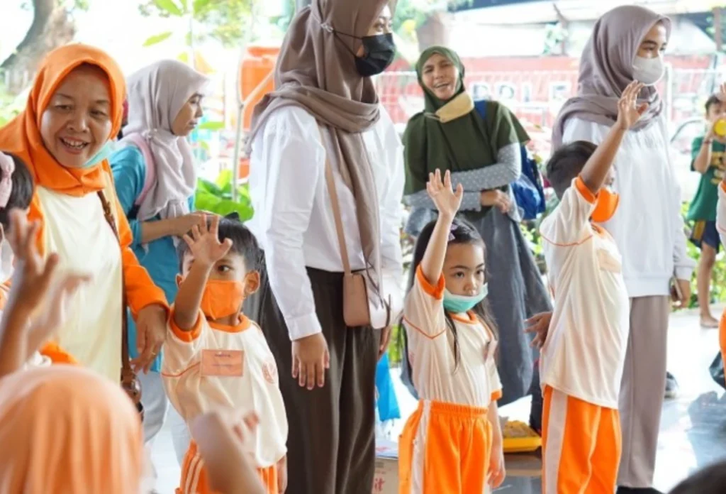 Mengajarkan anak anak bermain bersama