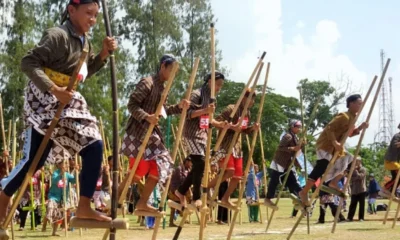 Mengenal Permainan Egrang, Digunakan untuk Mengantar Surat