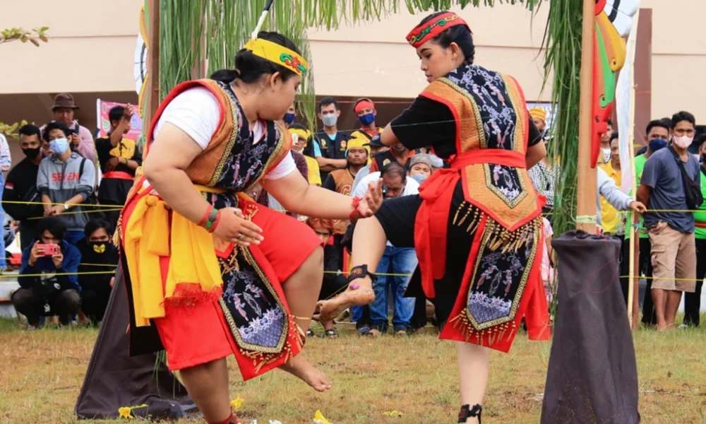 Mengenal Permainan Lawang Sekepeng, Kombinasi Bela Diri dan Tarian Tradisional