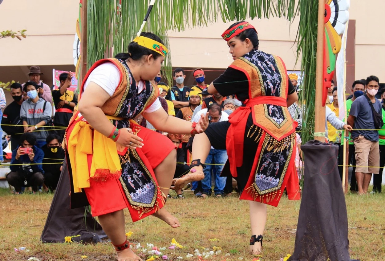 Mengenal Permainan Lawang Sekepeng, Kombinasi Bela Diri dan Tarian Tradisional