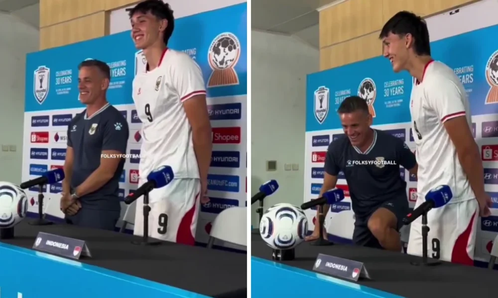 Momen Kocak John Herdman Mau Panjat Kursi saat Berdiri di Samping Mitcell Baker