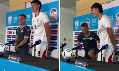 Momen Kocak John Herdman Mau Panjat Kursi saat Berdiri di Samping Mitcell Baker