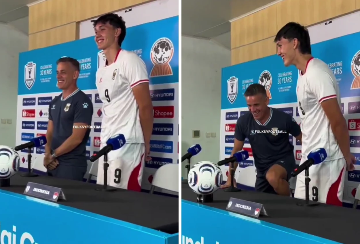 Momen Kocak John Herdman Mau Panjat Kursi saat Berdiri di Samping Mitcell Baker