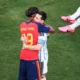 Momen Lamine Yamal Peluk dan Hibur Messi usai Spanyol Bungkam Argentina di Piala Dunia