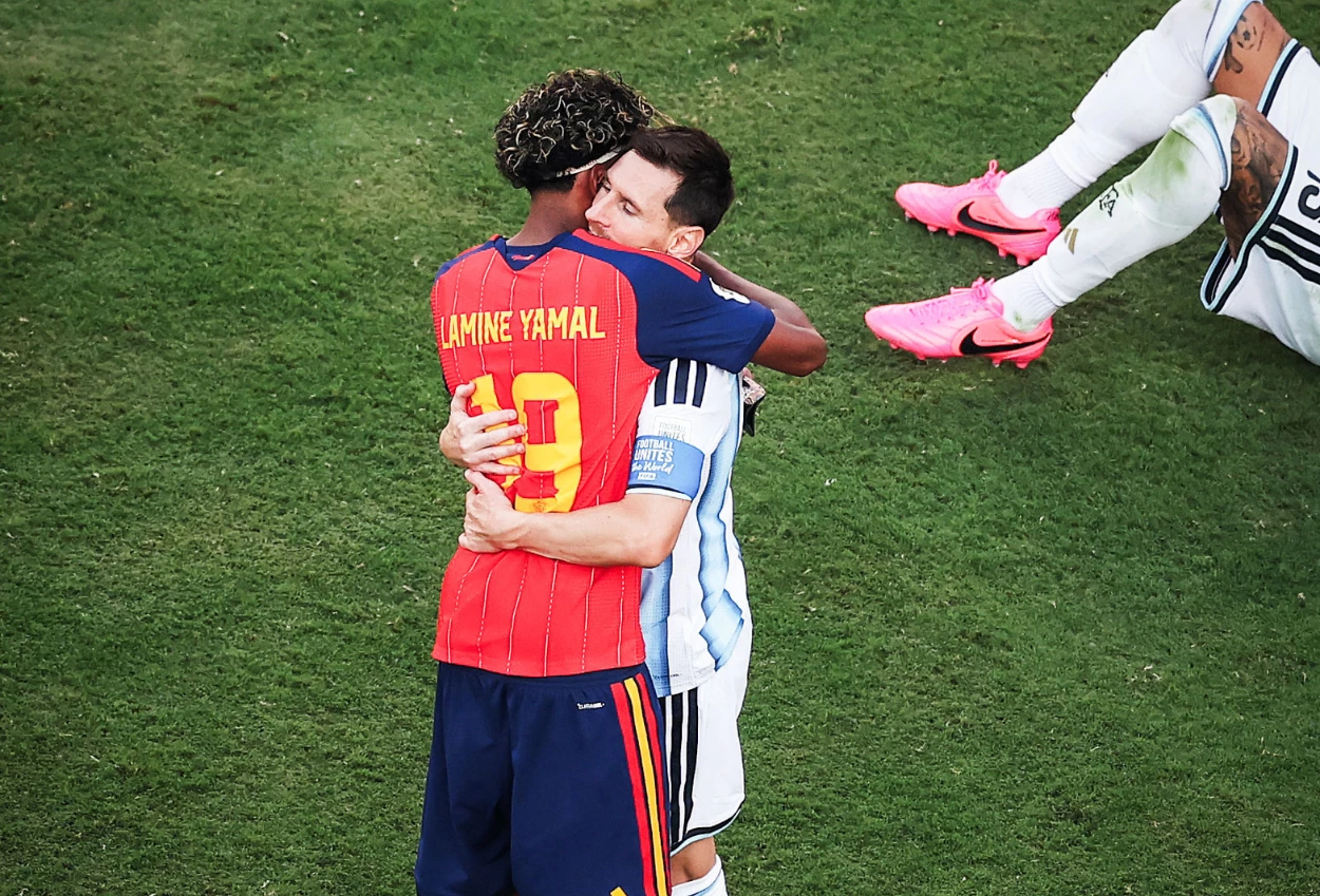 Momen Lamine Yamal Peluk dan Hibur Messi usai Spanyol Bungkam Argentina di Piala Dunia