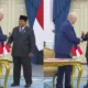Momen Prabowo Kaget saat Presiden Belarus Kasih Pulpen usai Isi Buku Tamu