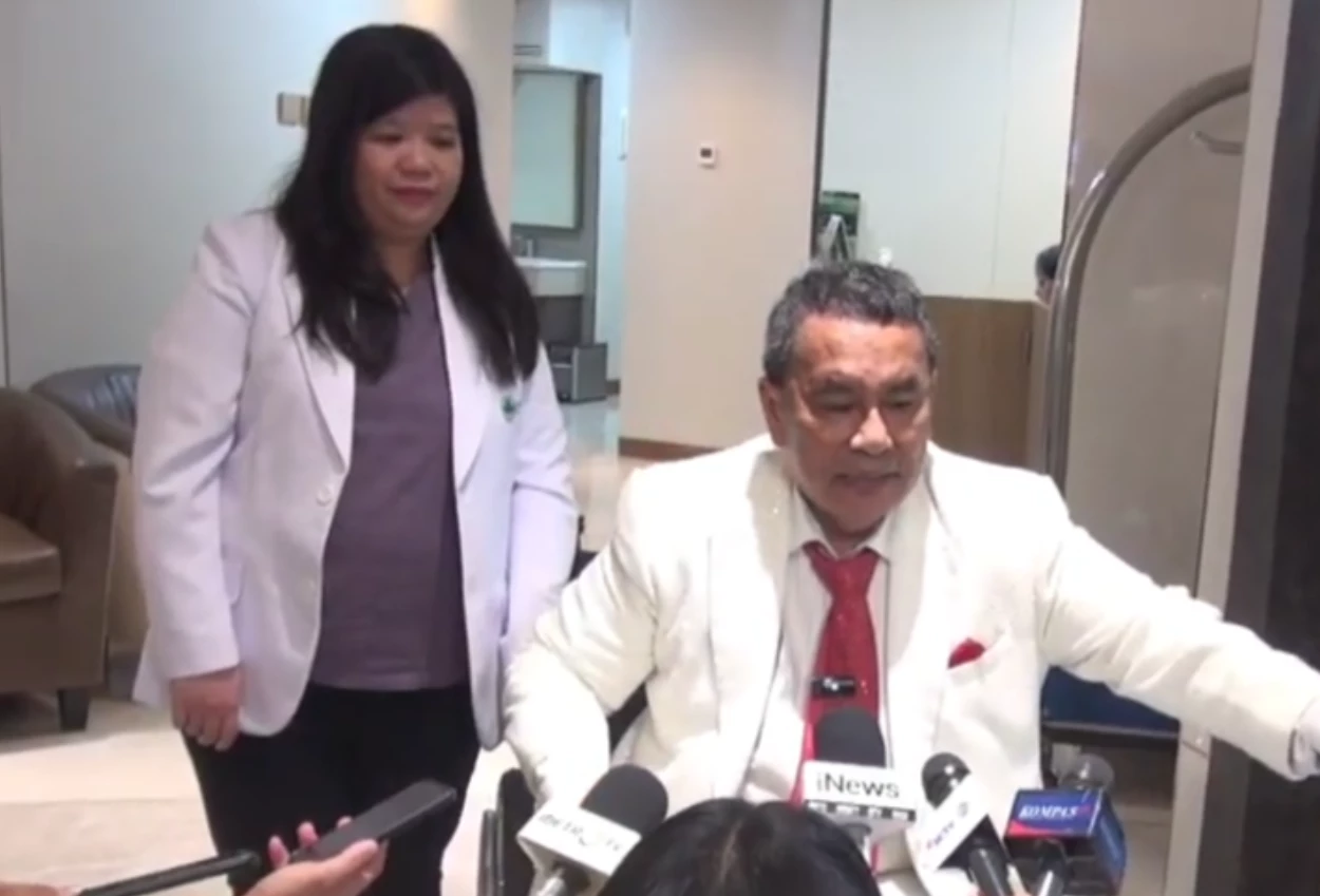 Pakai Kursi Roda, Hotman Paris Umumkan Dirinya Mundur dari Pengacara Febrie Adriansyah
