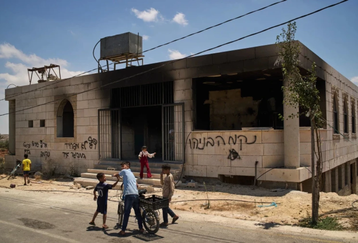 Pemukim Israel Bakar Masjid hingga Serang Rumah Warga Palestina