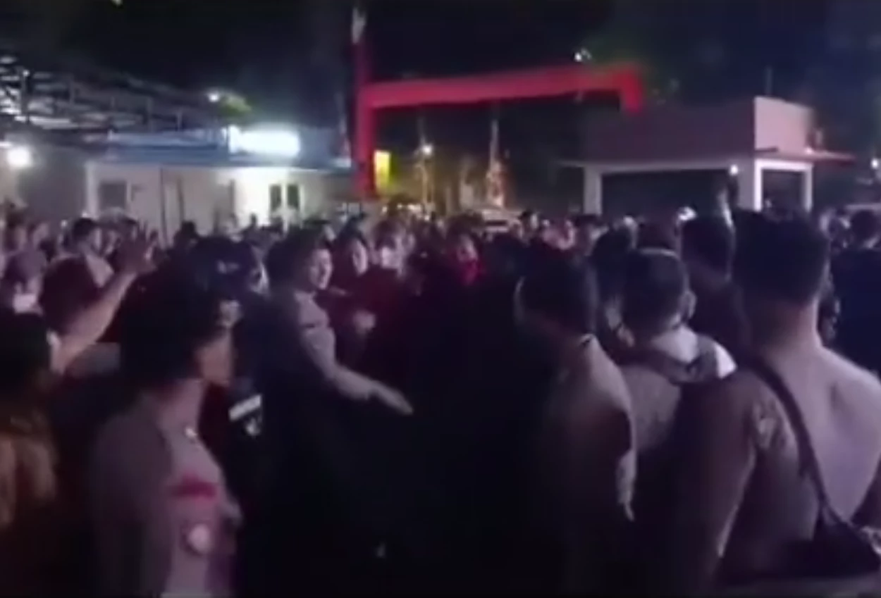 Rekan dan Keluarga Korban Tewas Bentrokan Datangi Polsek Menteng Ramai Ramai