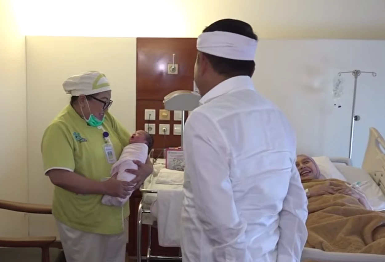 Resmi jadi Kakek, Dedi Mulyadi Bahagia Sambut Cucu Pertama