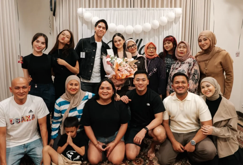 Syifa diberi kejutan ulang tahun dari para sahabat dan keluarga