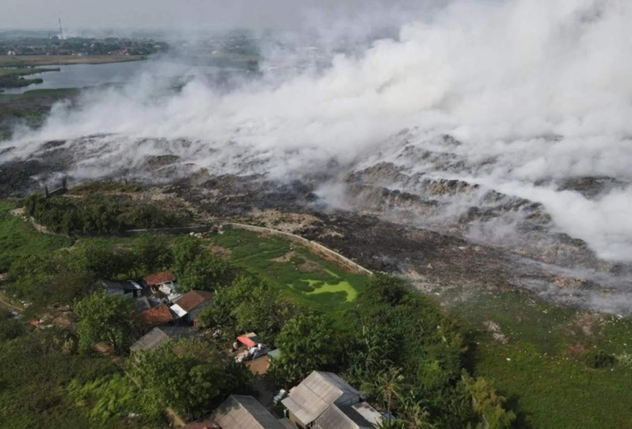 TPA Jatiwaringin Kebakaran Dahsyat, Helikopter Pengebom Air Diterjunkan