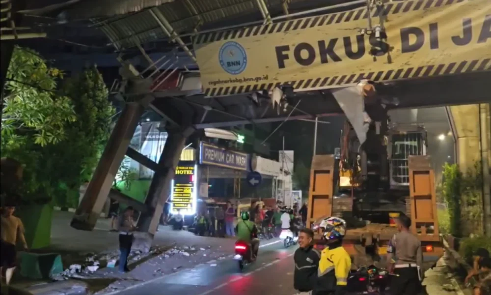 Truk Angkut Crane Tabrak JPO Tendean hingga Nyaris Roboh, Begini Pengakuan Sopir