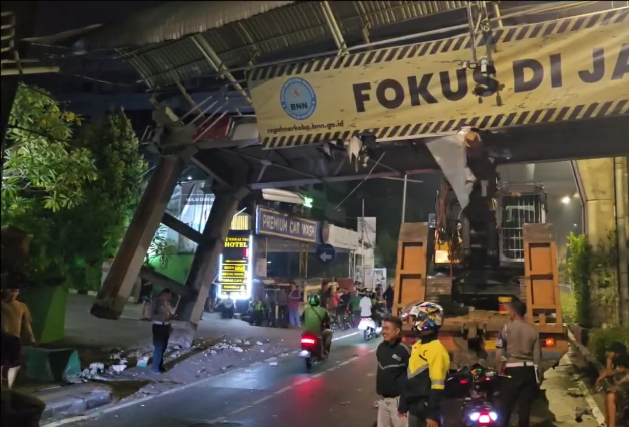 Truk Angkut Crane Tabrak JPO Tendean hingga Nyaris Roboh, Begini Pengakuan Sopir
