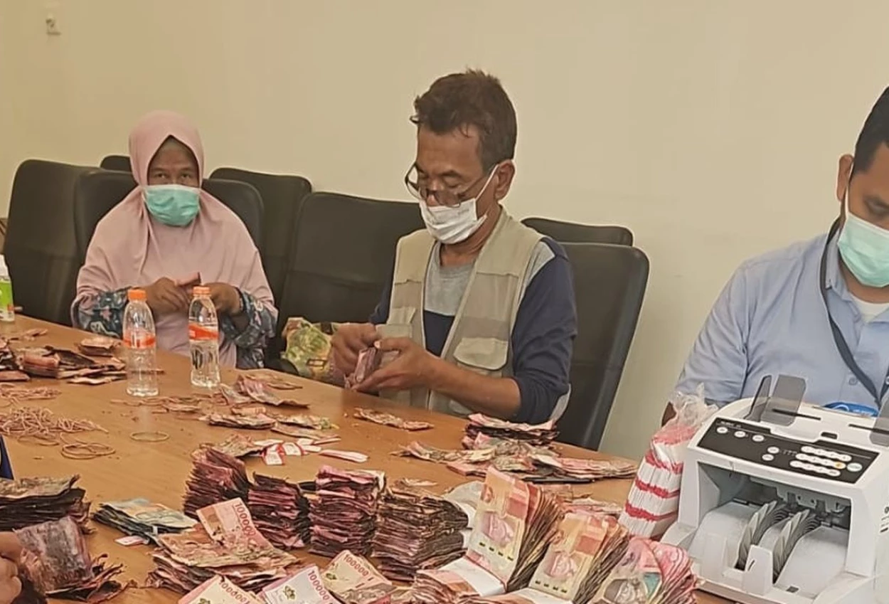 Uang Rp1,54 M Milik Warga Batang untuk Kuliah Anak Rusak Terendam Banjir Rob