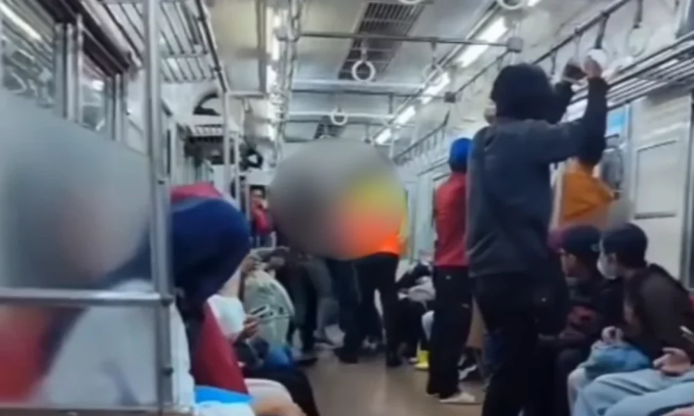 Viral! Istri Pergoki Suami Diduga bareng Selingkuhan di KRL hingga Picu Keributan