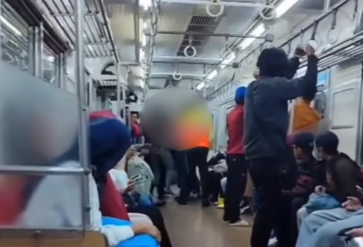 Viral! Istri Pergoki Suami Diduga bareng Selingkuhan di KRL hingga Picu Keributan
