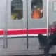 Viral! Pria Bergelantungan di Luar KRL Diduga Mabuk, Kini Berujung Diblacklist KAI