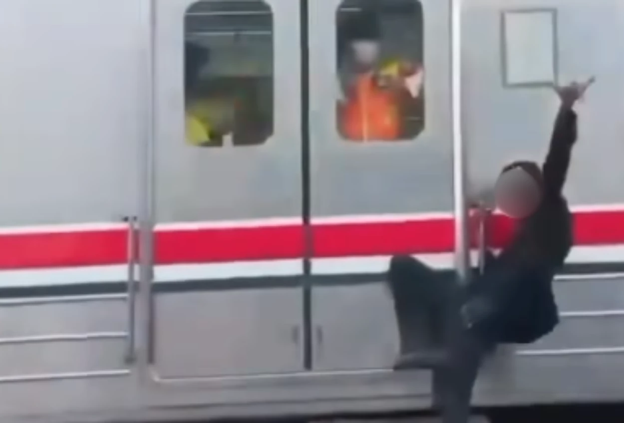 Viral! Pria Bergelantungan di Luar KRL Diduga Mabuk, Kini Berujung Diblacklist KAI