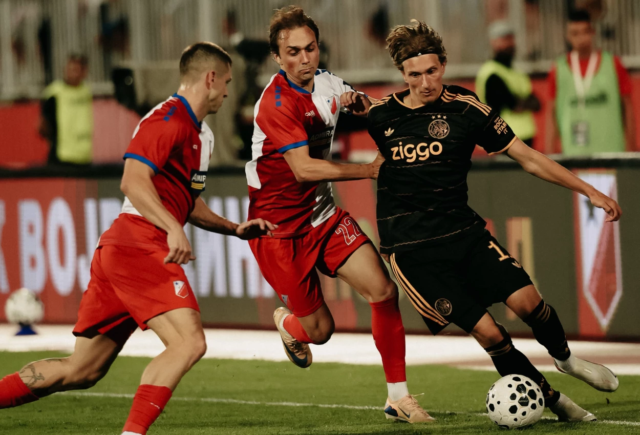 Vojvodina vs Ajax 1 4 Maarten Paes Lakukan Tiga Penyelematan Penting