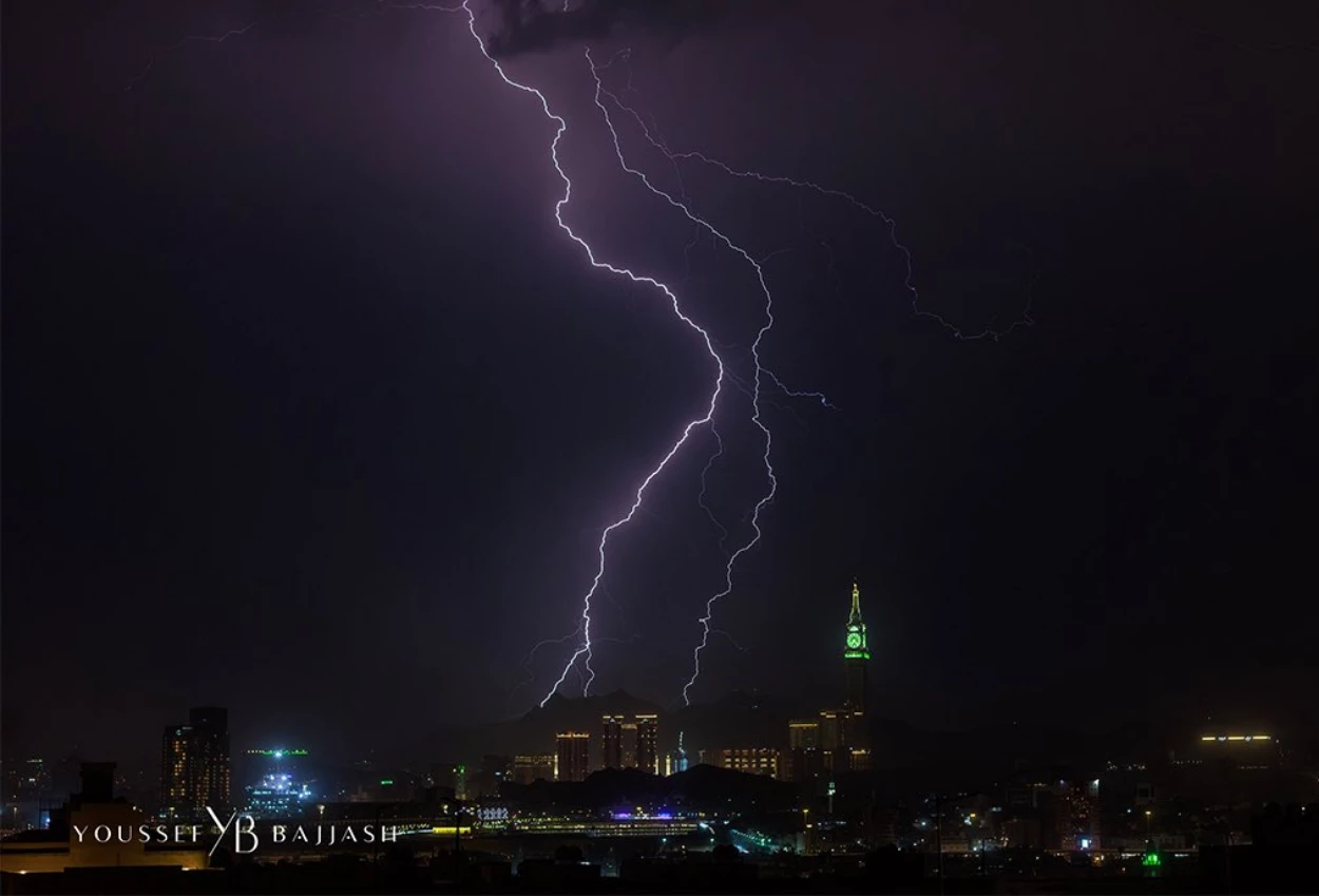 Badai Hujan dan Debu Landa Makkah Madinah, Sejumlah Wilayah Terancam Banjir Bandang