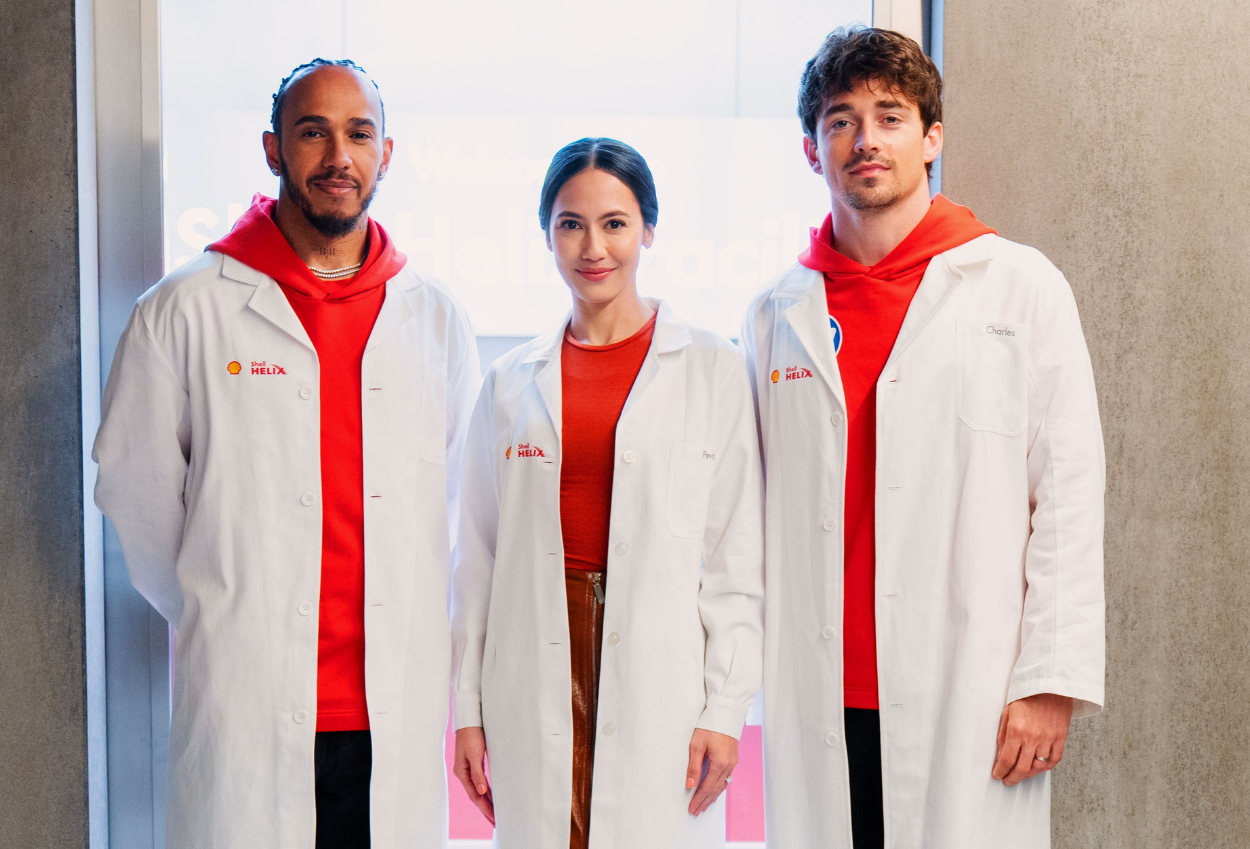 Bikin Iri! Pevita Pearce Foto Bareng Lewis Hamilton dan Charles Leclerc