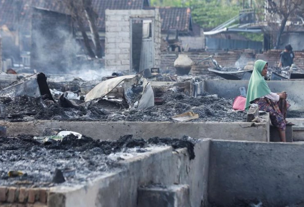 Desa Adat Sade di Lombok Terbakar, Ratusan Rumah Tradisional Ludes