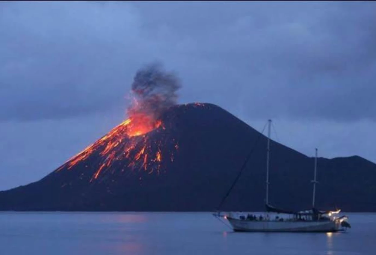 Gunung Anak Krakatau Erupsi 20 Kali dalam Sehari