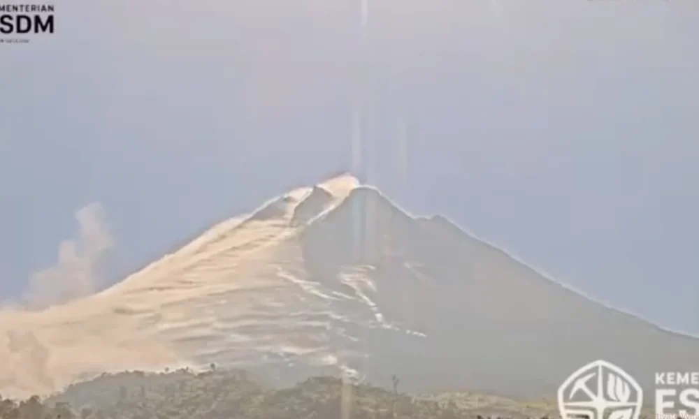 Gunung Merapi Erupsi, Luncurkan Awan Panas Sejauh 2 km