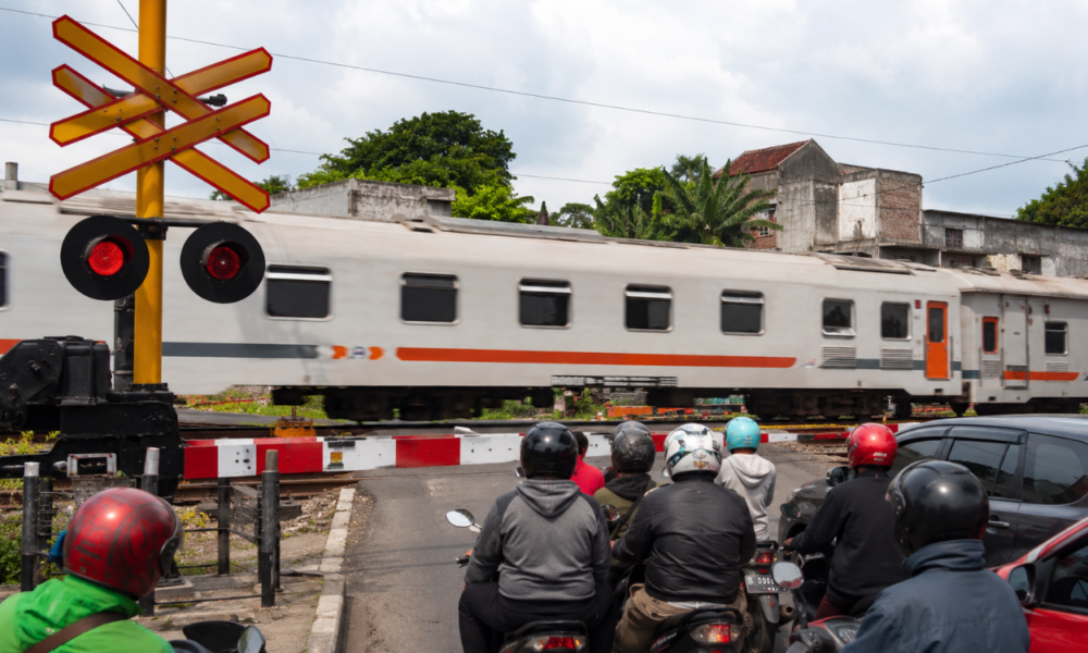 KAI Daop Tutup Perlintasan Liar, Bahayakan Warga dan Perjalanan Kereta