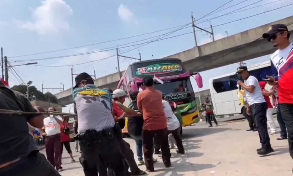 Meriahkan HUT RI, Ada Lomba Tarik Bus di Lebak Bulus