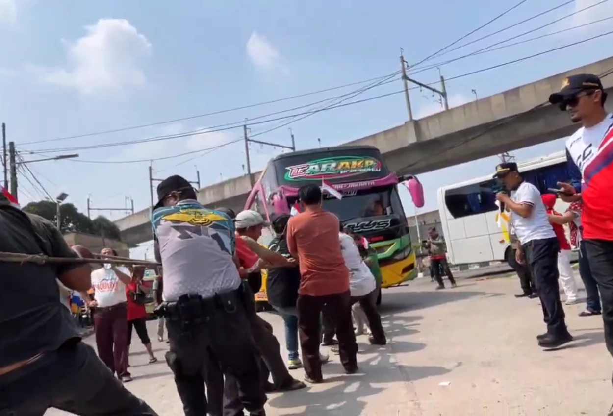Meriahkan HUT RI, Ada Lomba Tarik Bus di Lebak Bulus