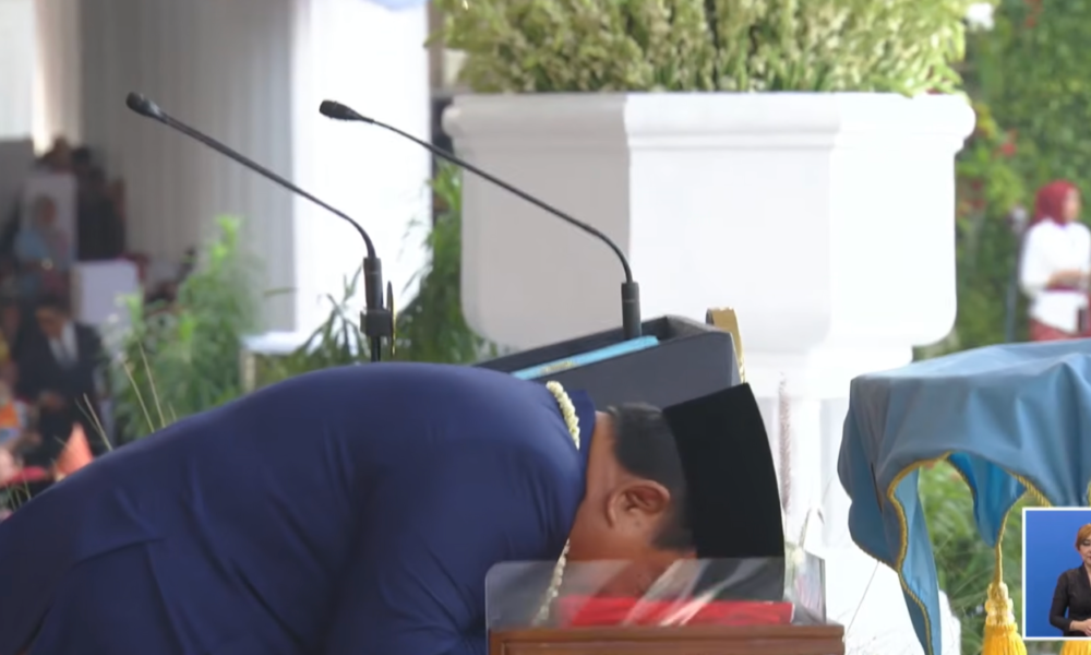 Momen Prabowo Cium Merah Putih saat Pengibaran Bendera di Istana Negara