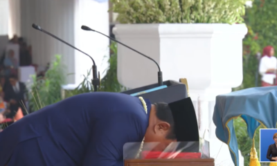 Momen Prabowo Cium Merah Putih saat Pengibaran Bendera di Istana Negara