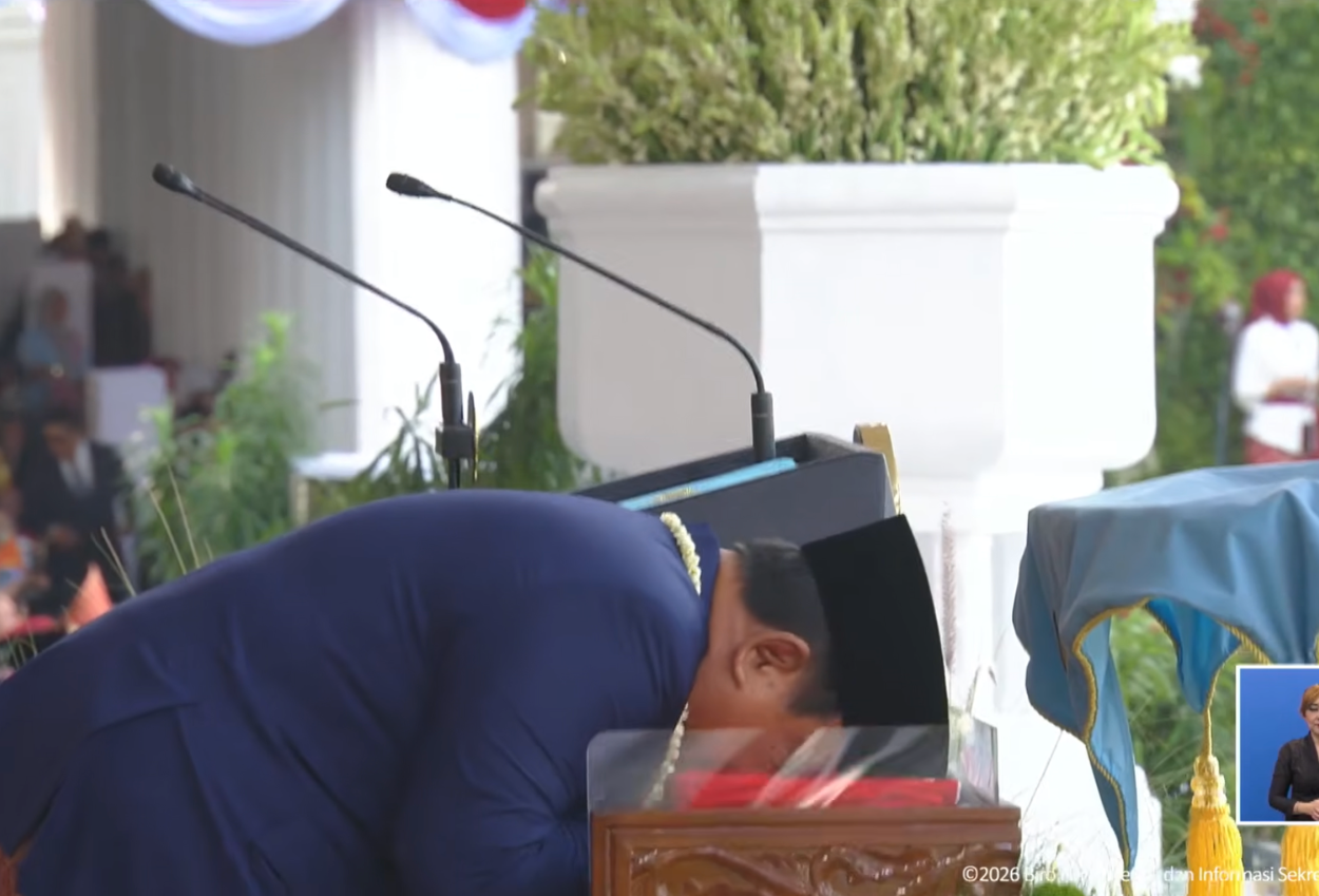 Momen Prabowo Cium Merah Putih saat Pengibaran Bendera di Istana Negara