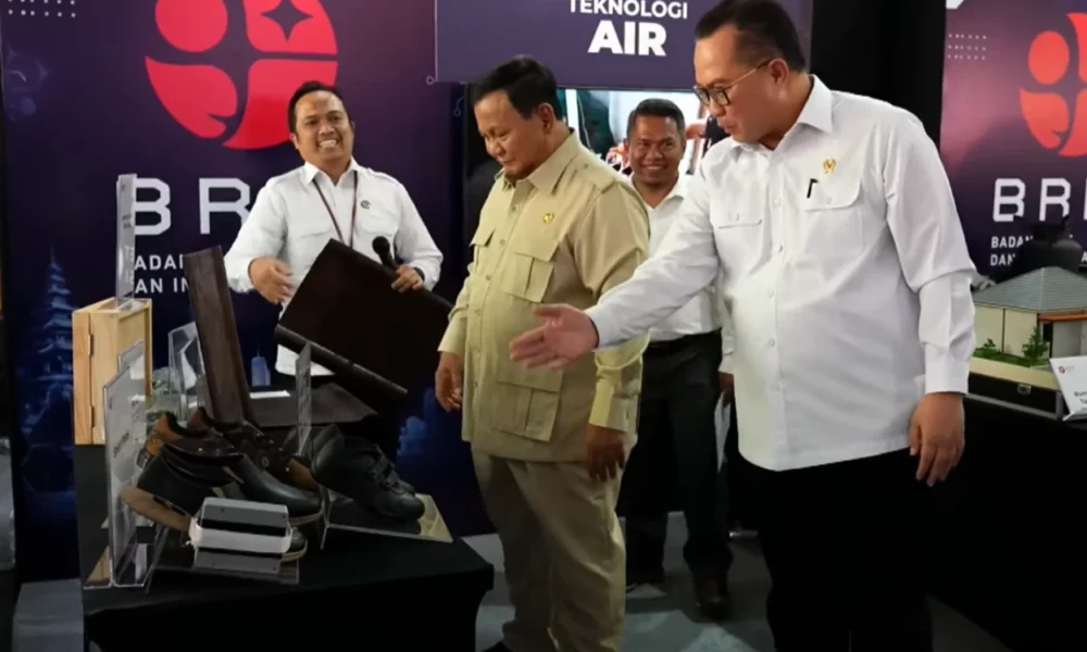Momen Prabowo Coba Sepatu Buatan BRIN Seharga Rp80.000