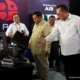 Momen Prabowo Coba Sepatu Buatan BRIN Seharga Rp80.000