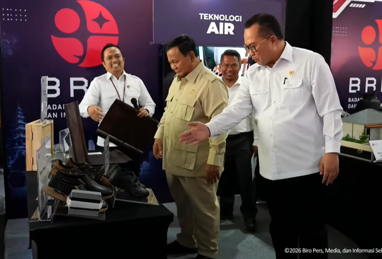 Momen Prabowo Coba Sepatu Buatan BRIN Seharga Rp80.000