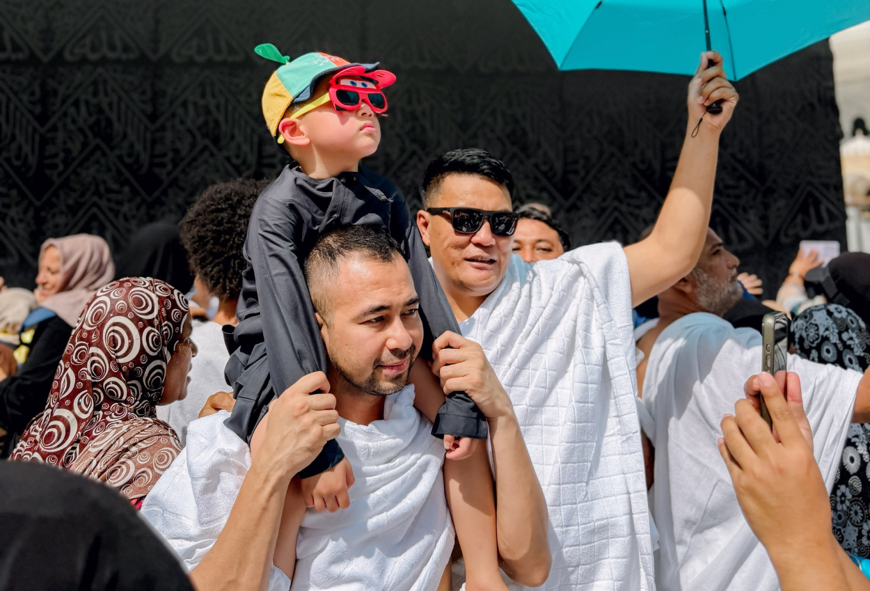 Momen Rayyanza Umrah Bareng Raffi dan Nagita, Tingkahnya Bikin Gemas