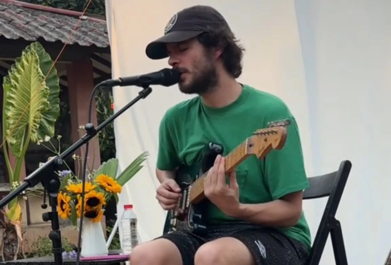Momen Unik, Rex Orange County Manggung di Halaman Rumah Fans di Bekasi
