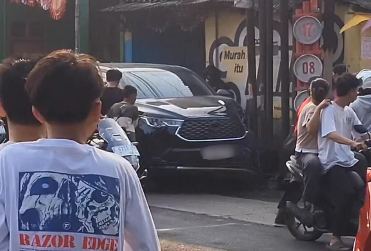 Pengemudi Mobil Innova Diamuk Massa usai Kabur dari Kecelakaan di Cipatat