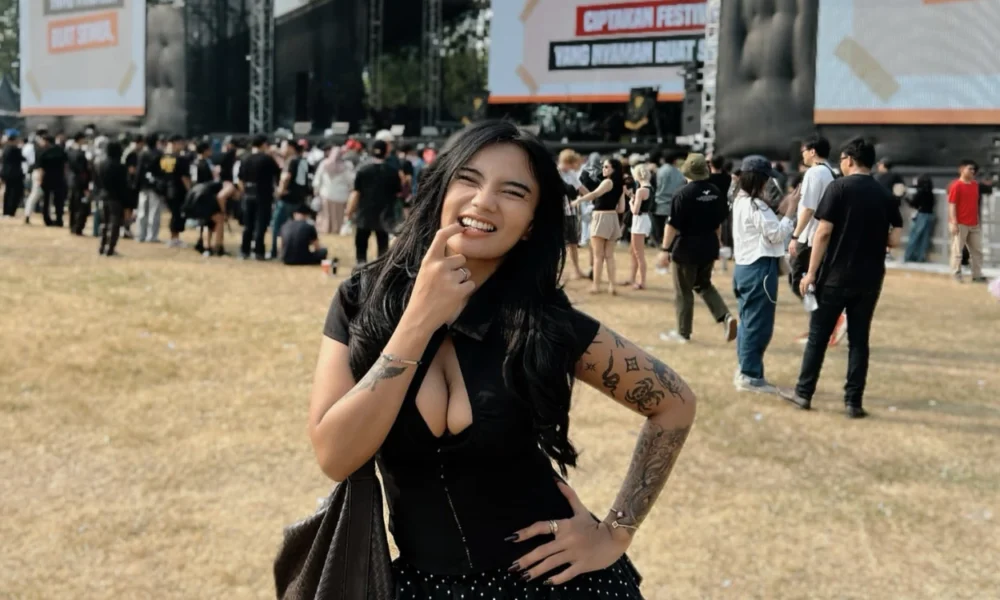 Penyanyi Clareesya Minta Maaf usai Viral Unggah Foto Gaya Takbir