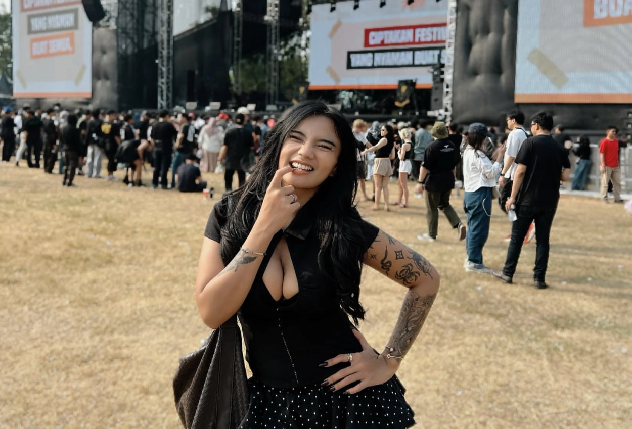 Penyanyi Clareesya Minta Maaf usai Viral Unggah Foto Gaya Takbir