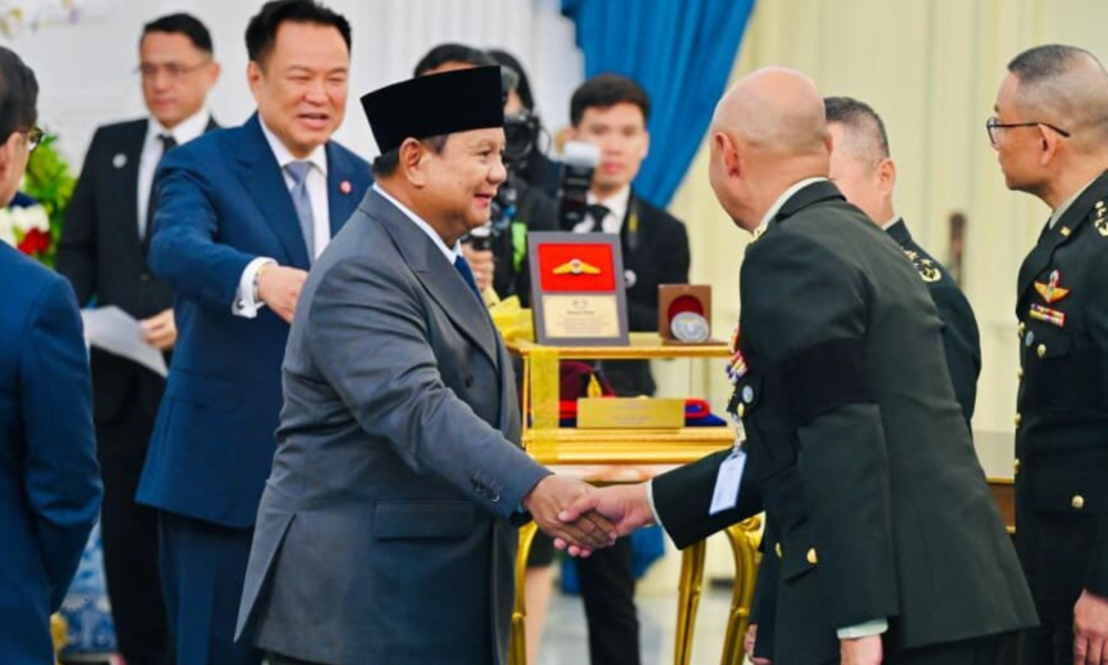 Prabowo Terima Tanda Kehormatan Militer dari PM Thailand